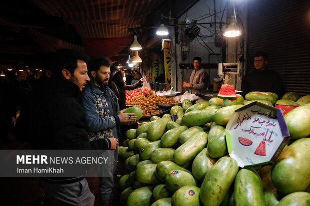 ہمدان کے بازار میں شب یلدا کی مناسبت سے خرید کا سلسلہ جاری
