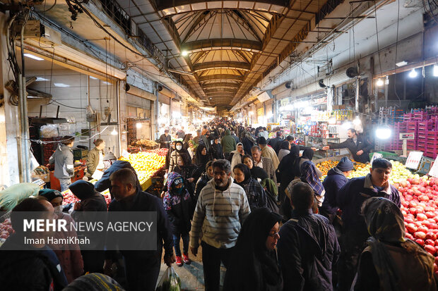 ہمدان کے بازار میں شب یلدا کی مناسبت سے خرید کا سلسلہ جاری
