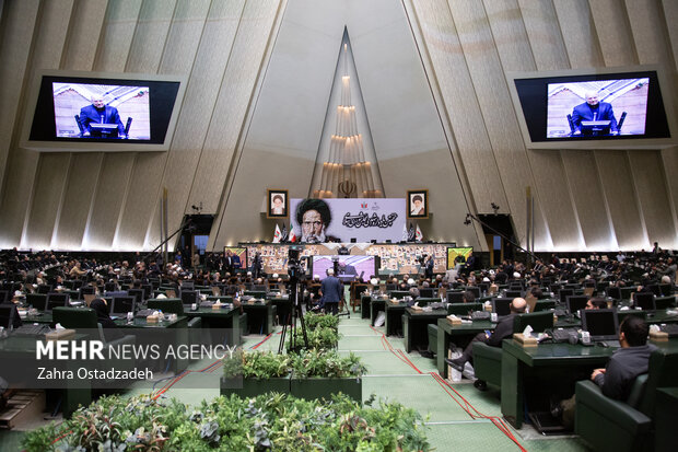 «یادواره بزرگ شهدای مجلس شورای اسلامی» با حضور رئیس مجلس عصر امروز سه شنبه ۲۸ آذرماه ۱۴۰۲ در صحن مجلس برگزار شد