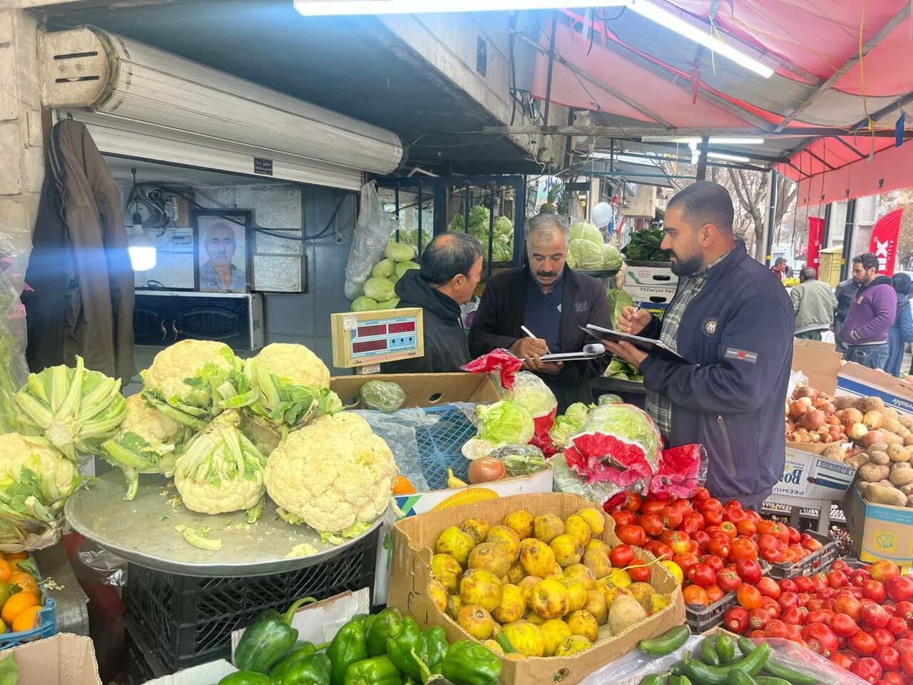 اجرای طرح‌ نظارتی ویژه یلدا در بازار/یلدا در کردستان رنگ نمی‌بازد