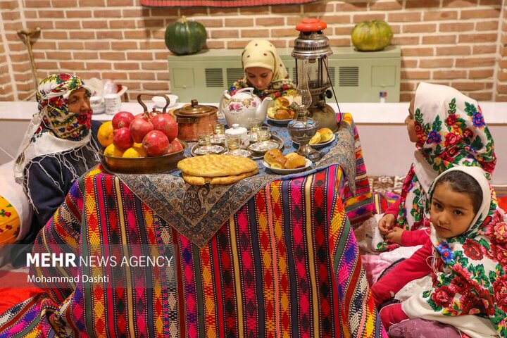 İranlı aileler Yelda gecesini kutluyor