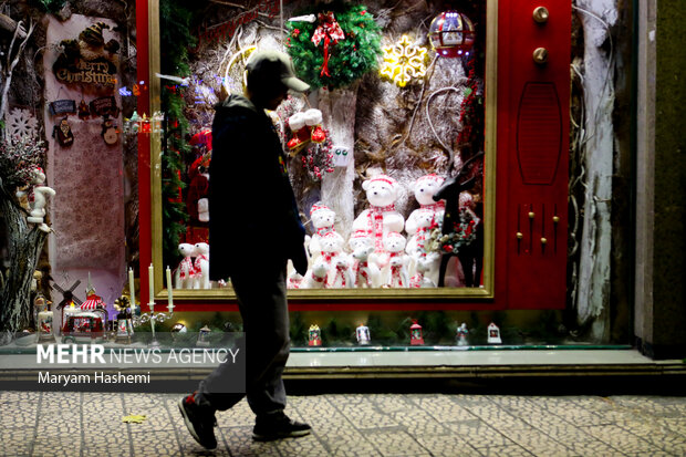 در آستانه میلاد مبارک حضرت عیسی بن مریم (ع) و آغاز سال نو میلادی، برخی مناطق تهران شاهد حضور هموطنان مسیحی برای خرید ملزومات جشن کریسمس است.