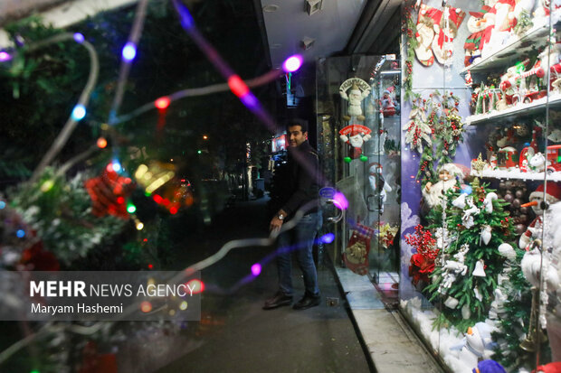 در آستانه میلاد مبارک حضرت عیسی بن مریم (ع) و آغاز سال نو میلادی، برخی مناطق تهران شاهد حضور هموطنان مسیحی برای خرید ملزومات جشن سال نو میلادی است