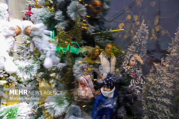 در آستانه میلاد مبارک حضرت عیسی بن مریم (ع) و آغاز سال نو میلادی، برخی مناطق تهران شاهد حضور هموطنان مسیحی برای خرید ملزومات جشن کریسمس است.