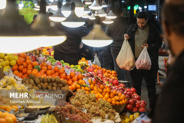 بازار میوه شهرستانی در آستانه شب یلدا