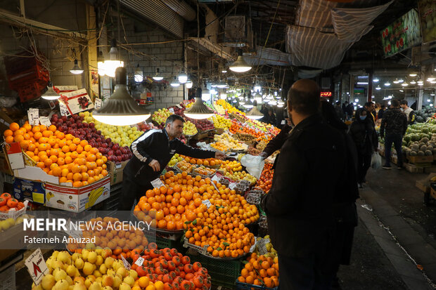 بازار میوه شهرستانی در آستانه شب یلدا