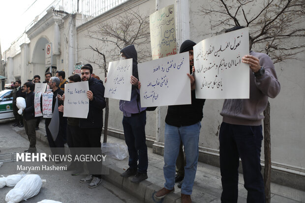 تجمع مردمی دانشجویی در اعتراض به شراکت مصر در محاصره نوار غزه بعد از ظهر امروز چهارشنبه ۲۹ آذر ۱۴۰۲ مقابل دفتر حافظ منابع مصر برگزار شد