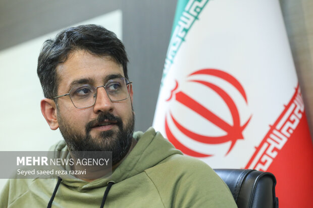 دعوا را کنار بگذاریم و با هر زبان از وطن دفاع کنیم؛ پیروز تاریخ هستیم