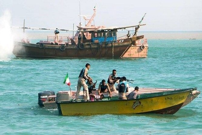 یک فروند شناور حامل قاچاق در اب‌های بوشهر توقیف شد