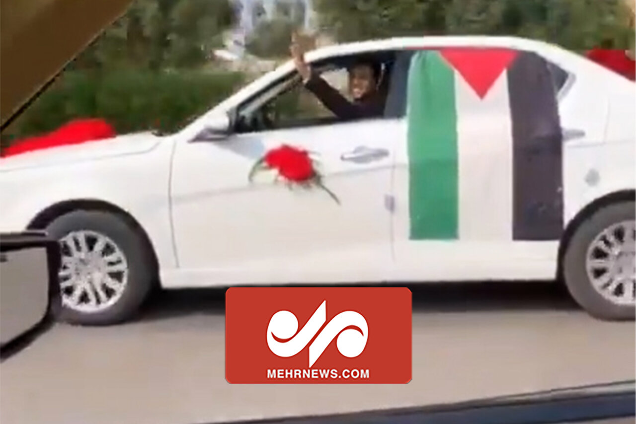 ماشین عروس تزیین شده با پرچم فلسطین