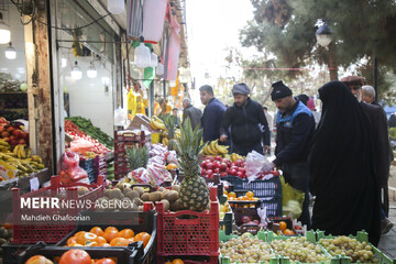 حال و هوای بازار روز مشهد در آستانه شب یلدا