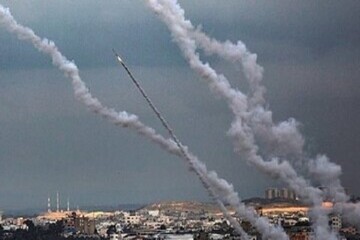 مقاومت فلسطین با ۱۵ موشک تل آویو را هدف قرار داد+فیلم/ حمله حزب الله به پادگان برانیت با موشک فلق