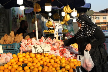 تصاویری از حال و هوای بازار رشت در آستانه شب یلدا