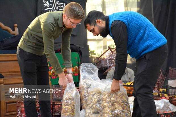 توزیع ۲۵۰ بسته یلدایی در شهرستان قوچان