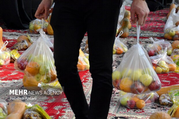 توزیع ۲۵۰ بسته یلدایی در شهرستان قوچان