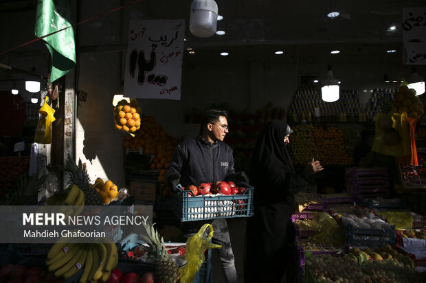 بازار مشهد در آستانه شب یلدا