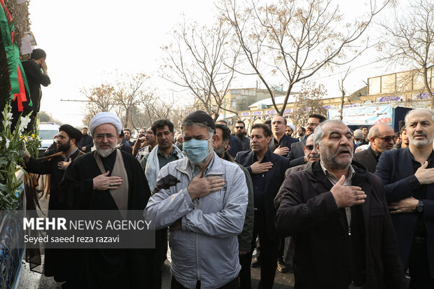 مراسم تشییع شهید گمنام هشت سال دفاع مقدس صبح امروز پنج شنبه ۳۰ آذر ماه ۱۴۰۲ با حضور مردم و عاشقان اهل بیت (ع) در محله خزانه بخارایی تهران برگزار شد