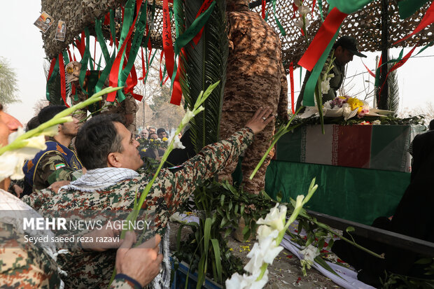 مراسم تشییع شهید گمنام هشت سال دفاع مقدس صبح امروز پنج شنبه ۳۰ آذر ماه ۱۴۰۲ با حضور مردم و عاشقان اهل بیت (ع) در محله خزانه بخارایی تهران برگزار شد