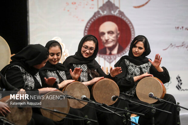 آئین اختتامیه پنجمین جشنواره موسیقی «امیرجاهد» روز جمعه ۱ دی ماه ۱۴۰۲ در سالن برج آزادی تهران برگزار شد