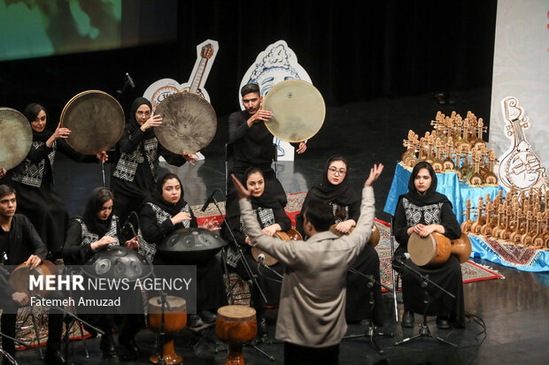 آئین اختتامیه پنجمین جشنواره موسیقی «امیرجاهد» روز جمعه ۱ دی ماه ۱۴۰۲ در سالن برج آزادی تهران برگزار شد