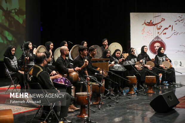 آئین اختتامیه پنجمین جشنواره موسیقی «امیرجاهد» روز جمعه ۱ دی ماه ۱۴۰۲ در سالن برج آزادی تهران برگزار شد