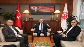 إيران وتركيا تؤكدان على تعزيز العلاقات البرلمانية بين البلدين