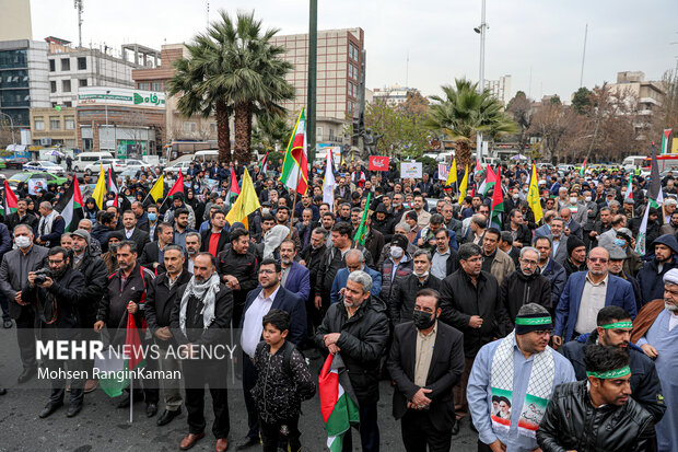 کارمندان دولت صبح امروز در حمایت از مردم مظلوم غزه و محکومیت جنایات رژیم صهیونیستی در میدان فلسطین تهران اجتماع کردند
