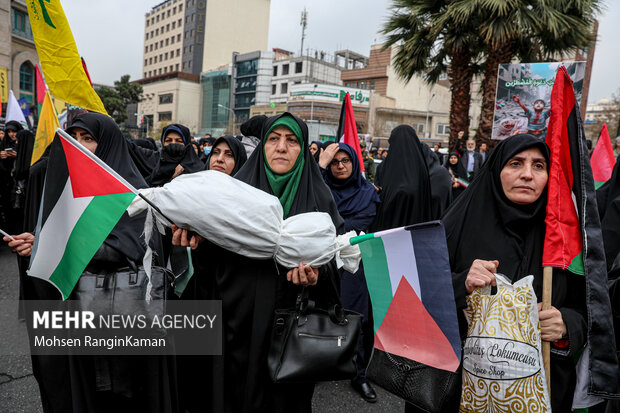 کارمندان دولت صبح امروز در حمایت از مردم مظلوم غزه و محکومیت جنایات رژیم صهیونیستی در میدان فلسطین تهران اجتماع کردند