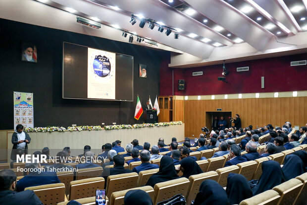 مهدی فرحی جانشین وزیر دفاع در مراسم افتتاح سومین همایش نمایشگاه بین المللی ژئو در حال سخنرانی است