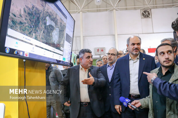 مهدی فرحی جانشین وزیر دفاع درحال  بازدید از سومین همایش نمایشگاه بین المللی ژئو است