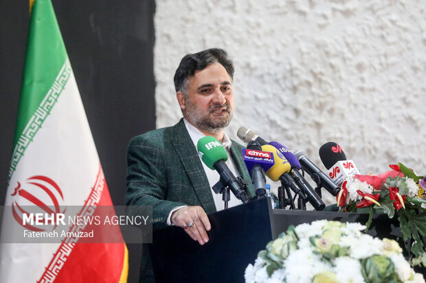 روح الله دهقانی فیروزآبادی معاون علمی و فناوری ریاست جمهوری در حال سخنرانی در افتتاحیه نمایشگاه بین المللی تلکام است