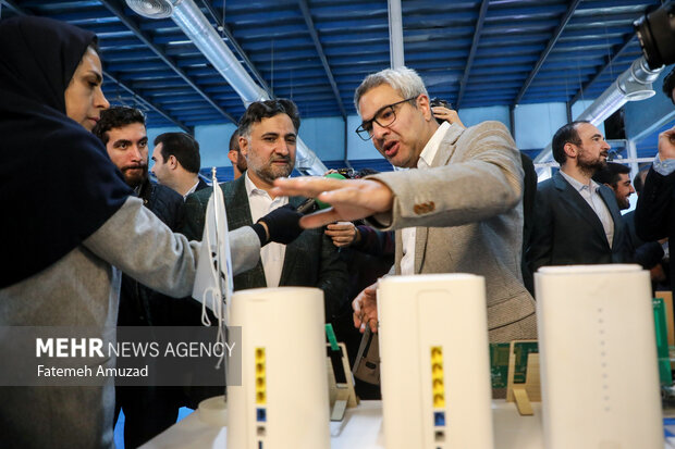 روح الله دهقانی فیروزآبادی معاون علمی و فناوری ریاست جمهوری در حال بازدید از نمایشگاه بین المللی تلکام است