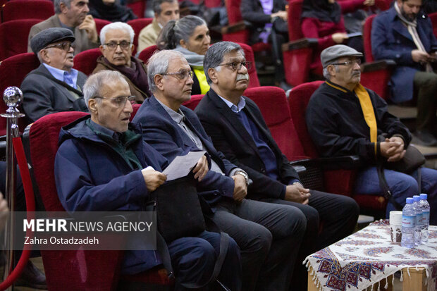 معتمدنژاد اگر بود نمیگذاشت برای هوش مصنوعی کف و سوت بزنیم