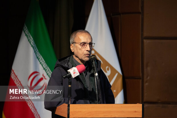 هادی خانیکی مدرس دانشگاه در دهمین سالگرد درگذشت پدر علوم ارتباطات ایران «دکتر کاظم معتمد نژاد» در حال سخنرانی است