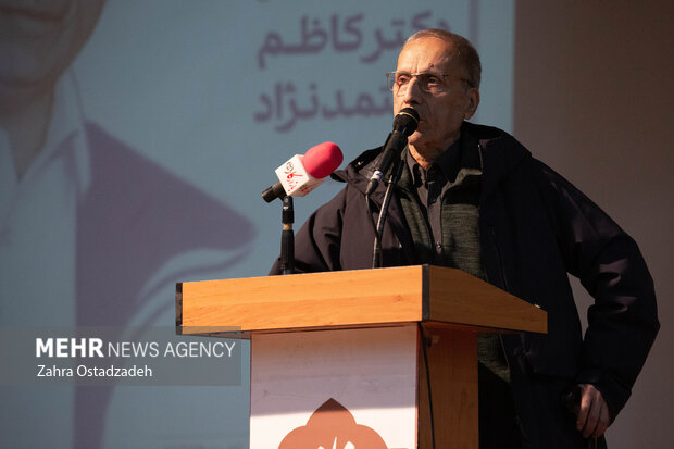 هادی خانیکی مدرس دانشگاه در دهمین سالگرد درگذشت پدر علوم ارتباطات ایران «دکتر کاظم معتمد نژاد» در حال سخنرانی است