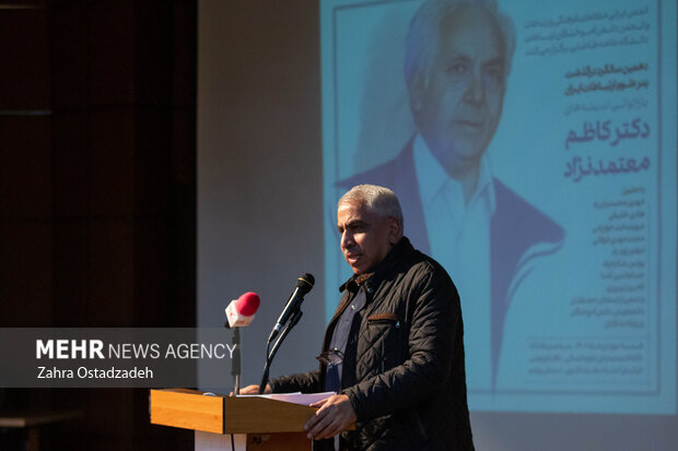 معتمدنژاد اگر بود نمیگذاشت برای هوش مصنوعی کف و سوت بزنیم