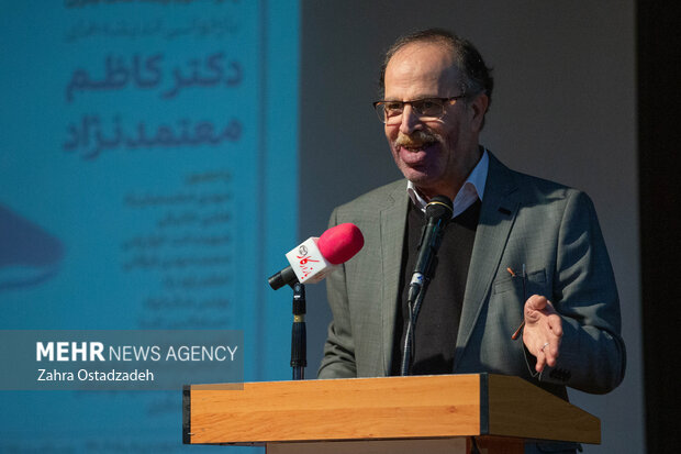 کامبیز نوروزی مدرس دانشگاه در دهمین سالگرد درگذشت پدر علوم ارتباطات ایران «دکتر کاظم معتمد نژاد» در حال سخنرانی است