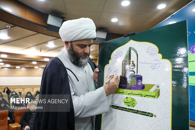 حجت الاسلام محمد قمی رییس سازمان تبلیغات اسلامی در آیین افتتاحیه رویداد «بانوان بهشت» حضور دارد
