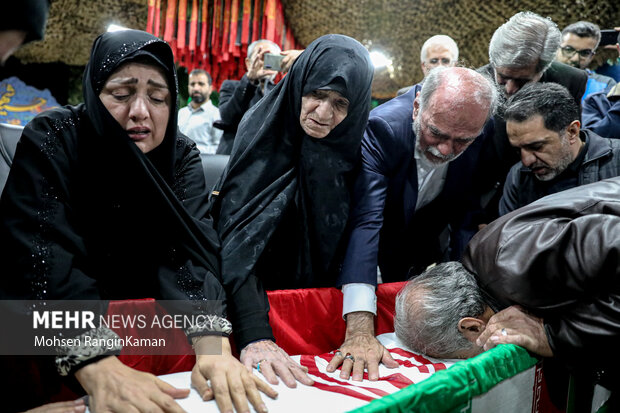 خانواده محترم شهید سید کمال خالقی امروز شنبه ۲ دی ۱۴۰۲ پس از ۴۰ سال در معراج شهدا با شهیدشان دیدار کردند