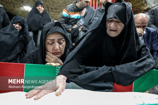 خانواده محترم شهید سید کمال خالقی امروز شنبه ۲ دی ۱۴۰۲ پس از ۴۰ سال در معراج شهدا با شهیدشان دیدار کردند