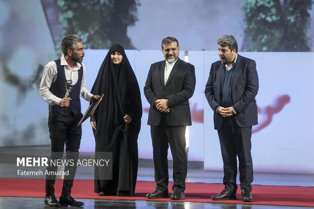 محمدمهدی اسماعیلی وزیر فرهنگ و ارشاد اسلامی و محمد خزایی رییس سازمان سینمایی و زینب سلیمانی در اختتامیه جشنواره بین المللی سینما حقیقت حضور دارند