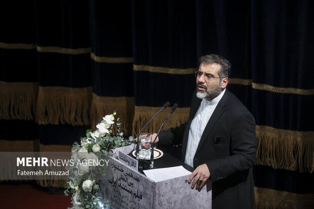 محمدمهدی اسماعیلی وزیر فرهنگ و ارشاد اسلامی در حال سخنرانی در اختتامیه جشنواره بین المللی سینما حقیقت است