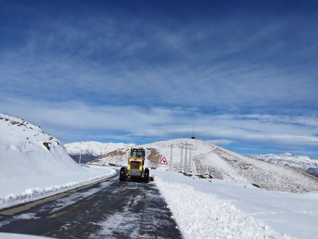 برف روبی و نمک پاشی محورهای روستایی طالقان