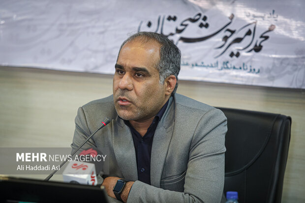 خوش صحبتان در عین حفظ مبناهایش، بسیار به گفتوگو معتقد بود