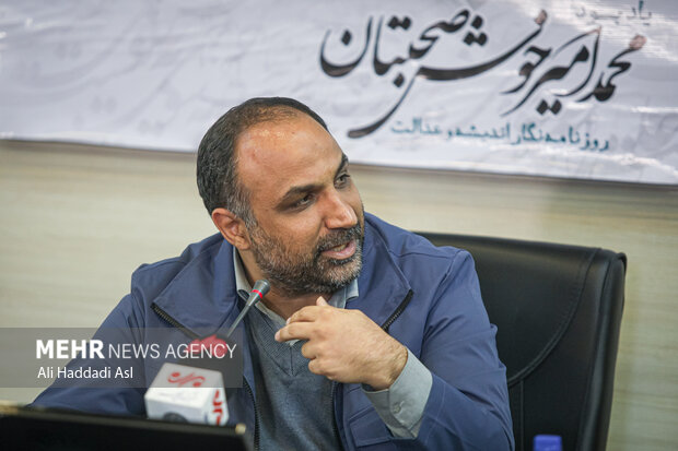 خوش صحبتان در عین حفظ مبناهایش، بسیار به گفتوگو معتقد بود