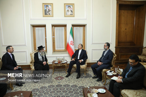 حسین امیر عبداللهیان وزیر امور خارجه ایران بعدازظهر امروز یکشنبه 3 دی ماه 1402 با رهبران یهودی ضد صهیونیست و ادموندو نوبیو آگیلار وزیر دفاع بولیوی  دیدار گفتگو کرد