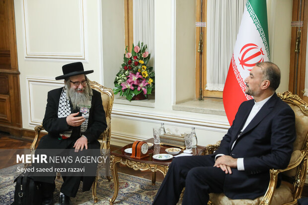 حسین امیر عبداللهیان وزیر امور خارجه ایران بعدازظهر امروز یکشنبه 3 دی ماه 1402 با رهبران یهودی ضد صهیونیست و ادموندو نوبیو آگیلار وزیر دفاع بولیوی  دیدار گفتگو کرد