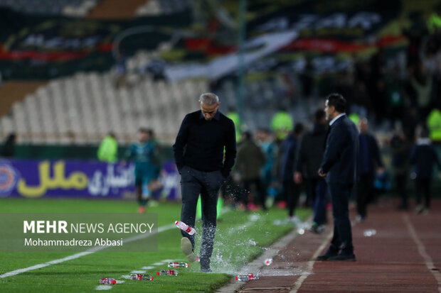 یحیی گلمحمدی سرمربی تیم فوتبال پرسپولیس تهران در دیدار تیم های فوتبال پرسپولیس تهران و شمس آذر قزوین حضور دارد