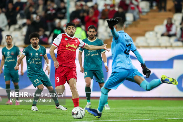 دیدار تیم‌های فوتبال پرسپولیس تهران و شمس آذر قزوین در هفته چهاردهم لیگ برتر باشگاههای کشور با نتیجه دو بر یک به سود تیم فوتبال پرسپولیس تهران به پایان رسید