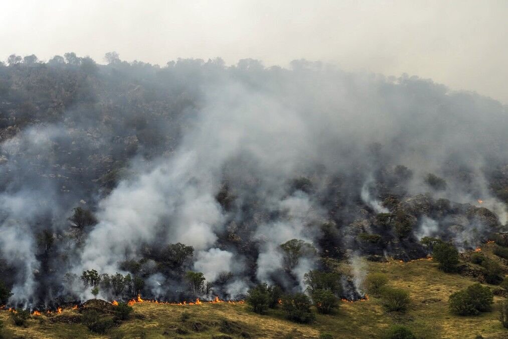 آتش سوزی کبیرکوه آبدانان بعد از ۱۸ ساعت هنوز خاموش نشده است